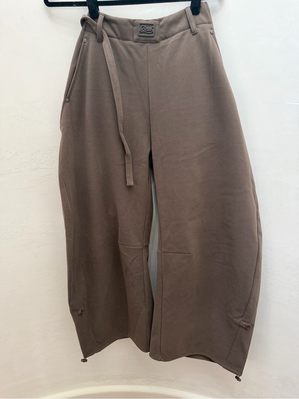 Relaxed Wide-Leg Brown Sweatpants with Waist Tie